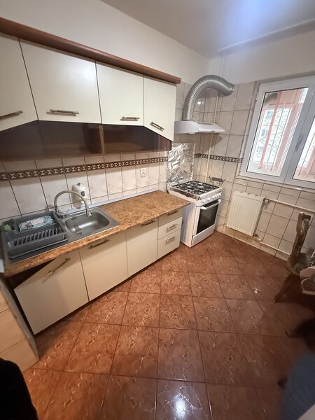 Metrou Aparatorii Patriei, De inchiriat 3 camere 72 mp, 2 bai.