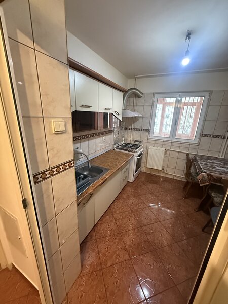 Metrou Aparatorii Patriei, De inchiriat 3 camere 72 mp, 2 bai.