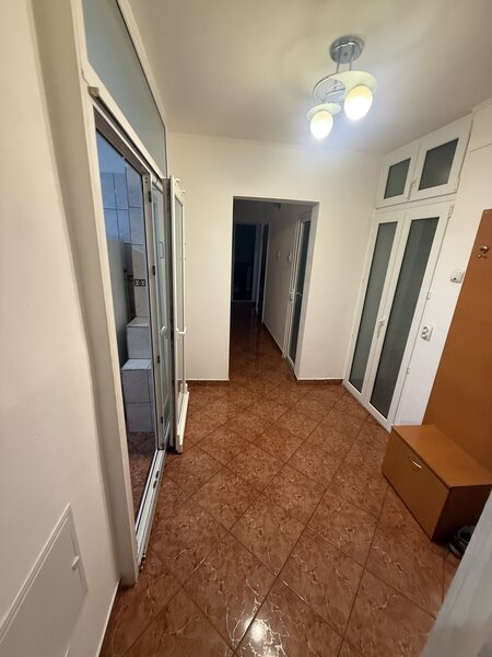 Metrou Aparatorii Patriei, De inchiriat 3 camere 72 mp, 2 bai.